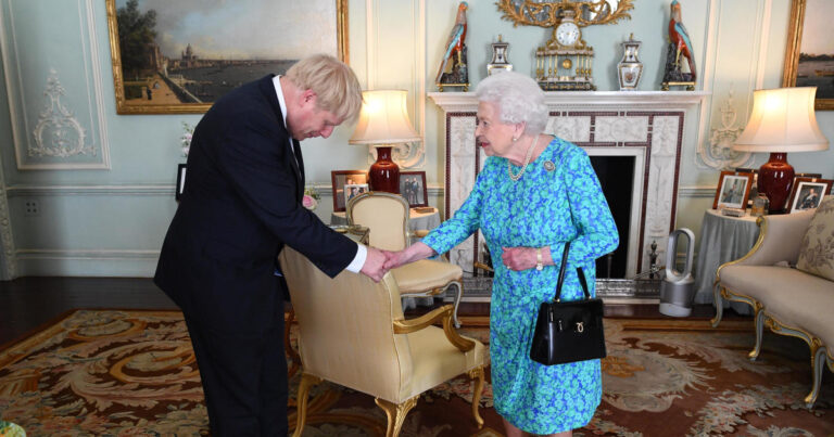 boris johnson queen pa 44283319